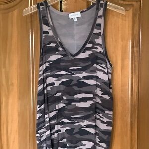 Evereve Camouflage V-Neck Tank Top in Gray Tones